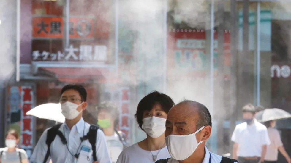 Tokyobor bär munskydd för att minska smittspridningen den 5 augusti. Japan är ett av många länder där antalet covidfall ökar.
