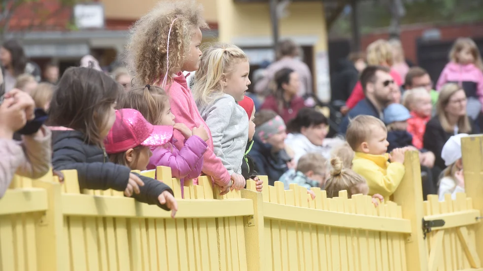 I helgen besökte 6 500 personer Astrid Lindgrens Värld. "Det är vad vi ungefär haft tidigare år. Sedan brukar vår peak vara nästkommande helg, torsdag till lördag. Då brukar fredagen kunna var lika välbesökt som en bra julidag med 5 000-7 000 gäster", berättar Jocke Johansson. 