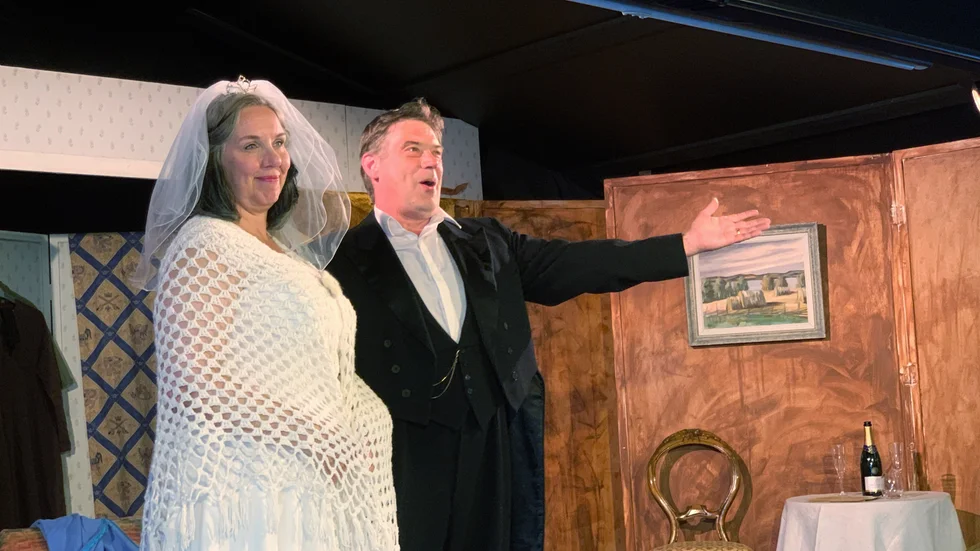 Ann Lindström och Peter Hermansson Sköld spelar ett gift par. 