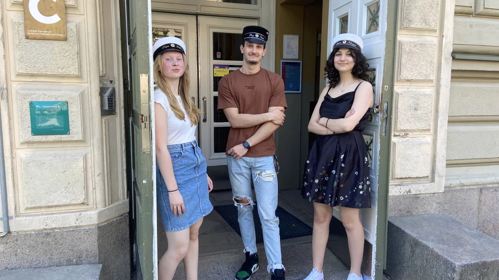 Snart springer Saga Löfberg, Roy Obeid, Jana Khayat och resten av klassen ut från C-huset på S:t Eskils gymnasium för sista gången.