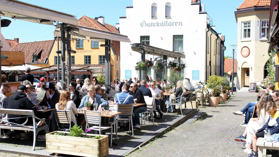Regionen anställer trängselinspektörer som ska motverka trängsel på restauranger i sommar. 