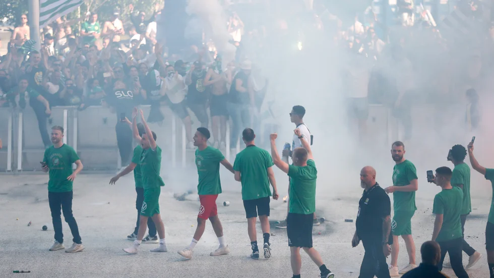 Hammarby-spelarna firar med fansen utanför Tele2 arena.