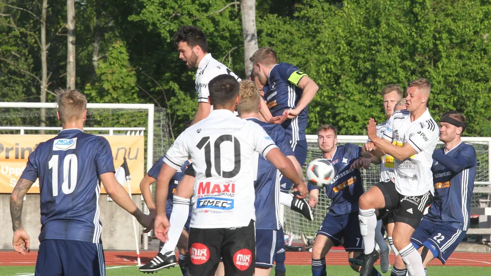 En av flera hörnor som Owen Wallis och David Lantz, mittbackarna, var framme på i Motala AIF. Maif kontrollerade genrepet.