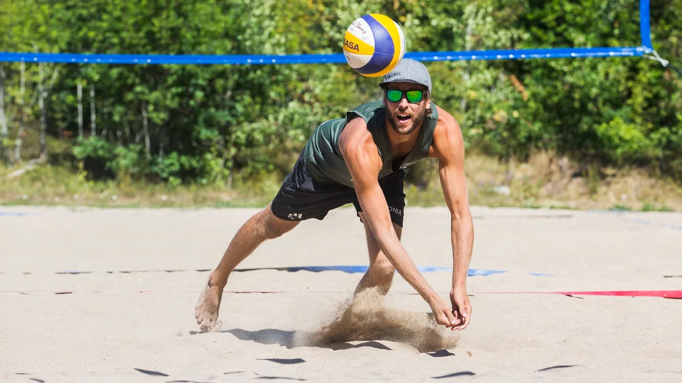 Linus Tholse får åka hem med ett brons efter SM i beachvolley i Tylösand.
