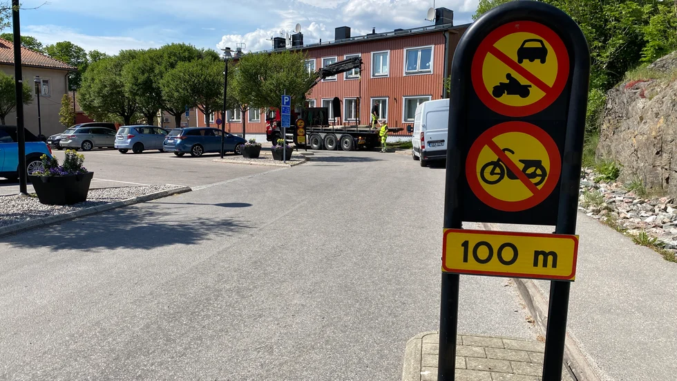Under måndagen inleddes arbetet med att göra om Trosas centrala gator till sommargator. Under tio veckor råder kör- och parkeringsförbud. Förbudet gäller inte personer med rörelsehinder samt parkeringstillstånd.