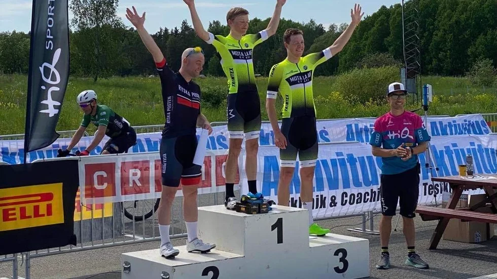 Motala AIF:s Jonathan Ahlsson är etta och Hugo Forssell trea på Gillingebanan i Vallentuna på söndagen. Maif hade en framgångsrik helg i Stockholm.
