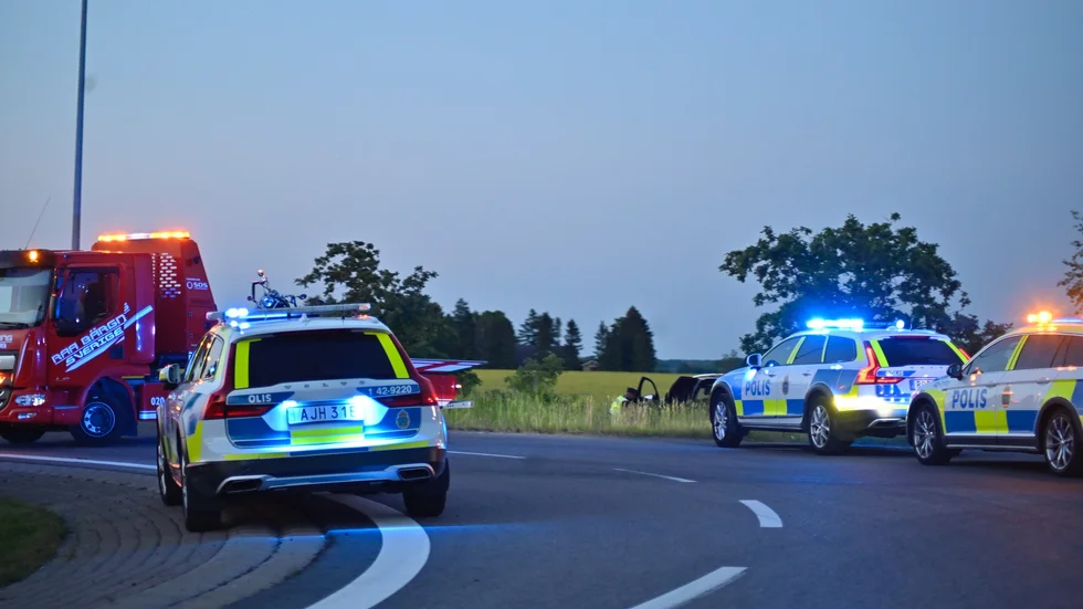 I höjd med Linköping tappade föraren kontrollen av bilen, åkte av vägen och ut på ett fält. 