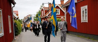 Coronasäkrat nationaldagsfirande med fantåg och blåsare i Trosabygden 
