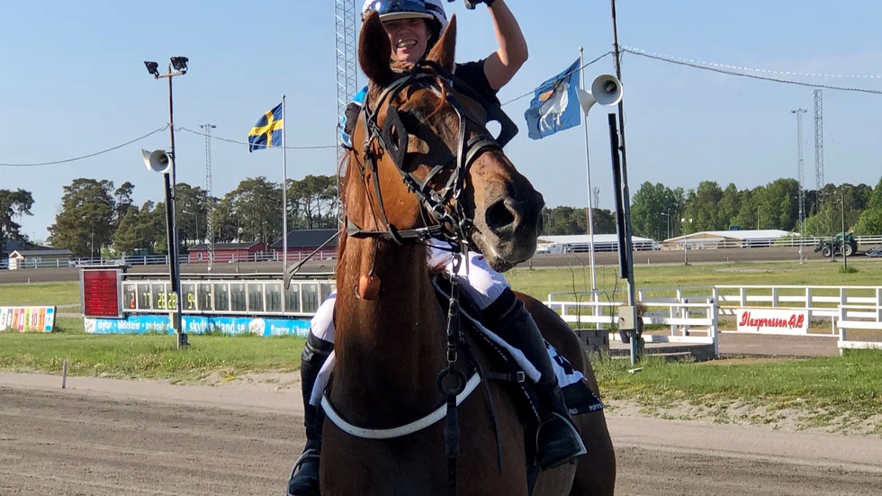 Gladast på Skrubbs! Jenny Strage strålade i kapp med solen och hyllade Enor Terdus efter segern. 