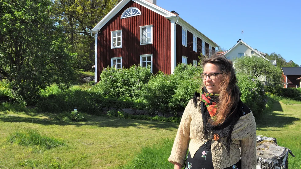 Kajsa Norrby skulle vilja veta mer om 1800-talshuset där hon bor och som varit gästgiveri.