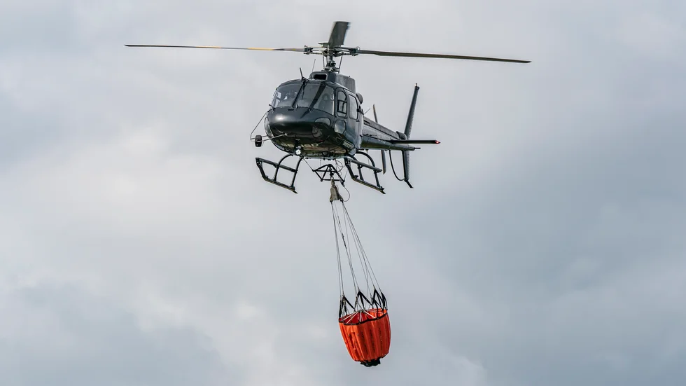 En stor skogsbrand har härjat i Jämtland sedan onsdagseftermiddagen. Helikoptrar har bistått i släckningsarbetet. Arkivbild.