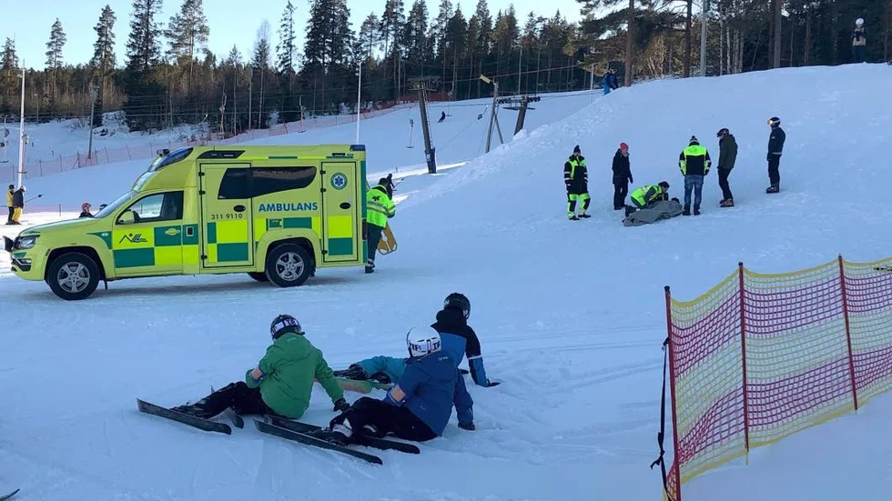 Åkaren klagade på ryggsmärta och ambulans tillkallades.