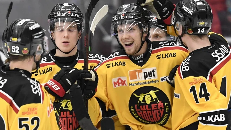 MORA 20190216
Luleås Petter Emanuelsson jublar efter segermålet på övertid under lördagens ishockeymatch i SHL mellan Mora IK och Luleå HF I Jalas Arena.
Foto:Ulf Palm / TT / kod 9110