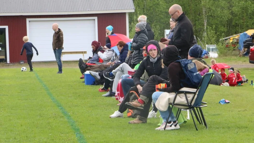 Det var perfekt fotbollsväder även om det inte direkt var shorts och T-shirtväder för de som såg matcherna runt de många planerna i Hemmingsmark.