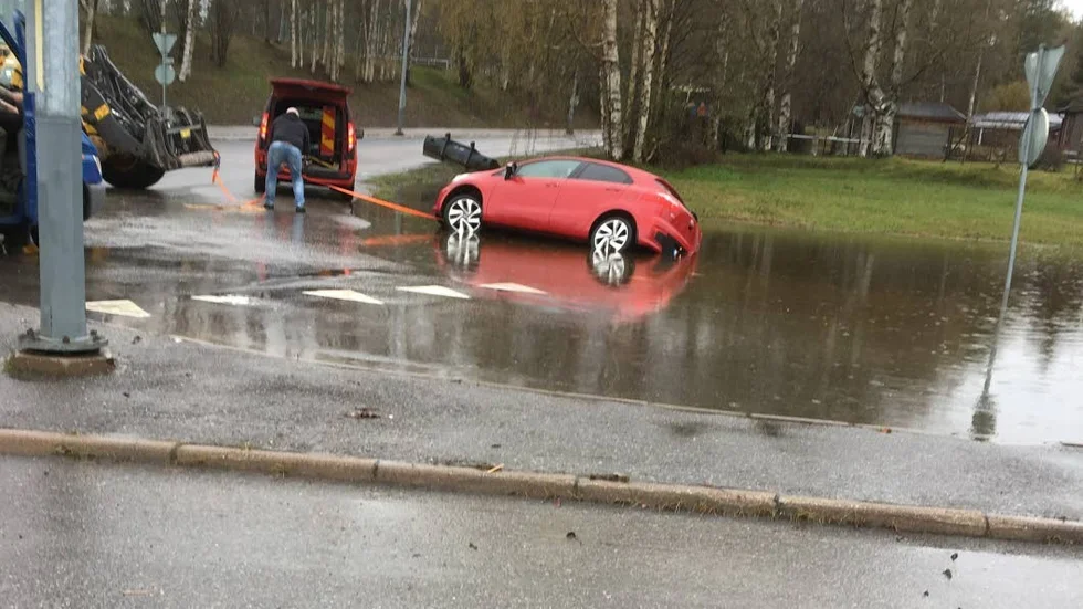 Inger Björk hamnade för långt ut och höll på att välta ner i diket med bilen vid den översvämmade korsningen.