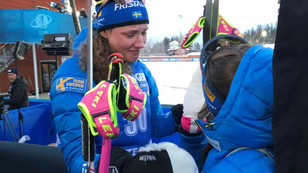 Anna Magnusson och Hanna Öberg kramades om efter VM-guldet.