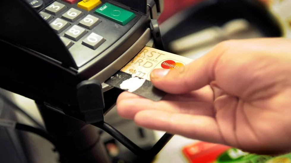 Den före detta butikschefen har sammanlagt lurat till sig 160 000 kronor genom att registrera returer på varor som i själva verket inte lämnats tillbaka.