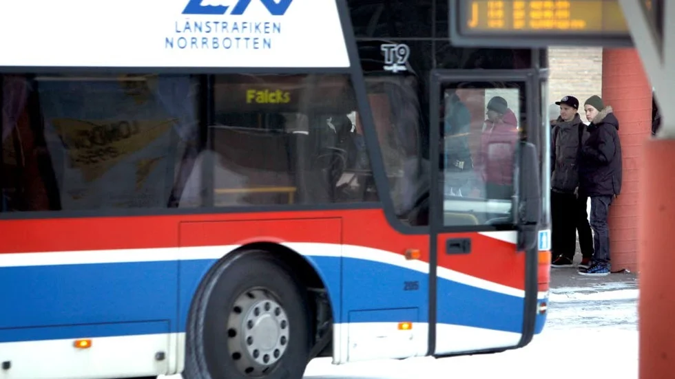 Länstrafikens chockförlust sänder svallvågor i de politiska leden, men att lägga ner busslinjer är ingen lösning, enligt vd:n Kenneth Johansson. Det skulle bara slå mot inlandet. (Arkivbild)