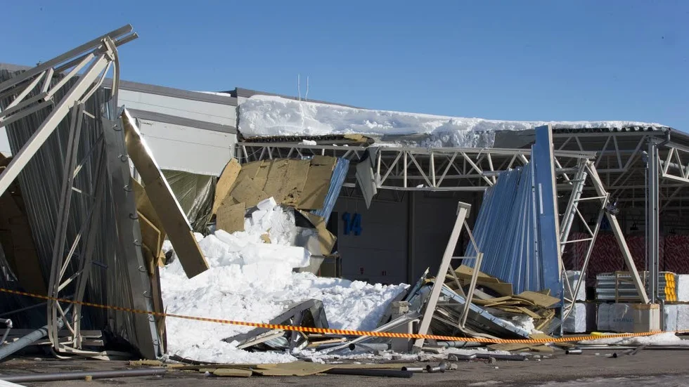 RASADE. Skärmtaket vid Lindbäck byggs fabrik på Haraholmen klarade inte den tunga snön. Under förra veckan rasade konstruktionen. (Arkivbild)