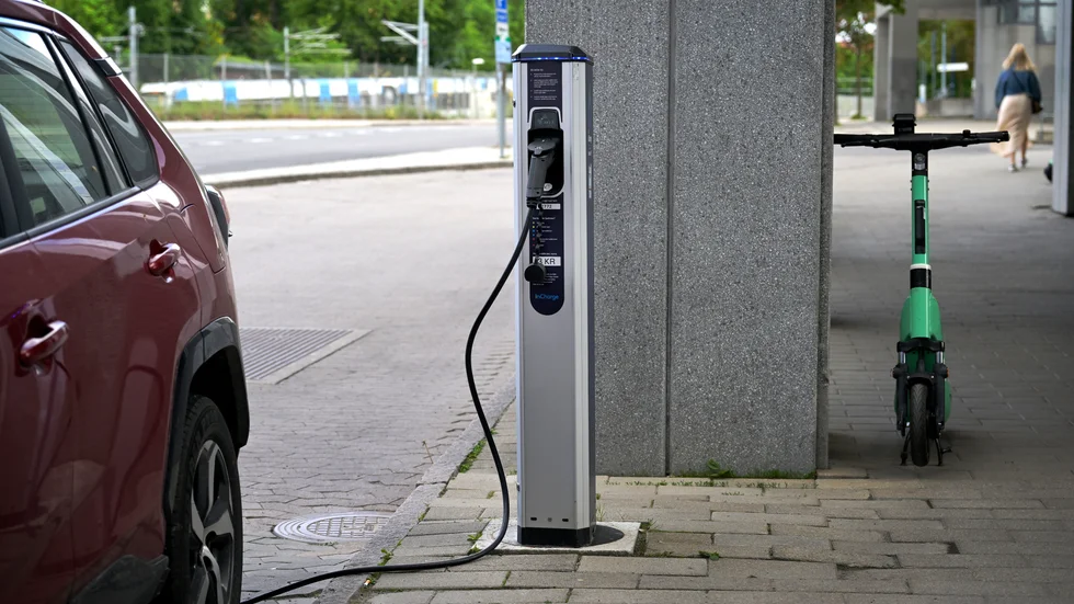 Vi har inga planer på att själva ta hand om hela försörjningskedjan när det kommer till laddstolpar, solceller eller annan teknisk utrustning, utan söker partnerskap, skriver Energi och miljö.