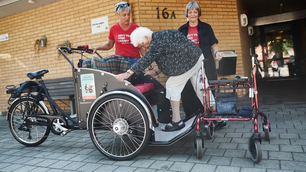 Ett exempel på föreningar som jobbar med äldre är "Cykla utan ålder" en ideell förening där frivilliga cykelpiloter tillsammans med stadens äldreboenden ser till att äldre kommer ut på cykelturer i lådcykel i Malmö".