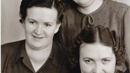 Systrarna Stålberg från Harrträsk. Ingrid, gift Andersson, som man trodde inte skulle leva länge efter födseln, men som ännu finns i livet, 92 år gammal, Linnea, gift Marklund som gick ur tiden 1976 och Ingeborg, gift Jonsson, som avled 1993.