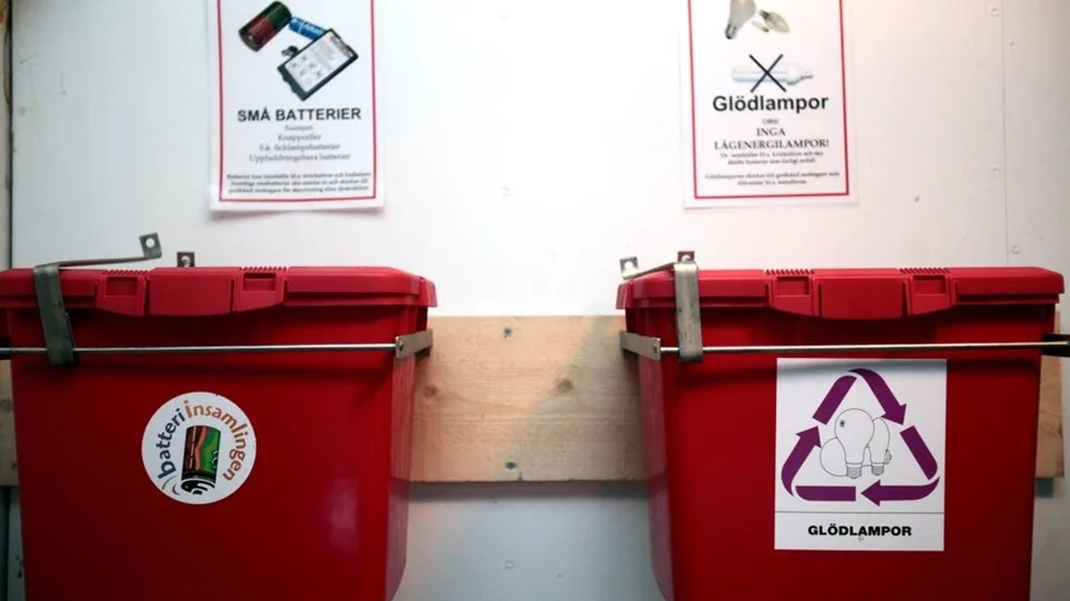 Svenskarna uppges vara fyra gånger bättre än EU på att återvinna uttjänta elprodukter som exempelvis lampor och batterier.