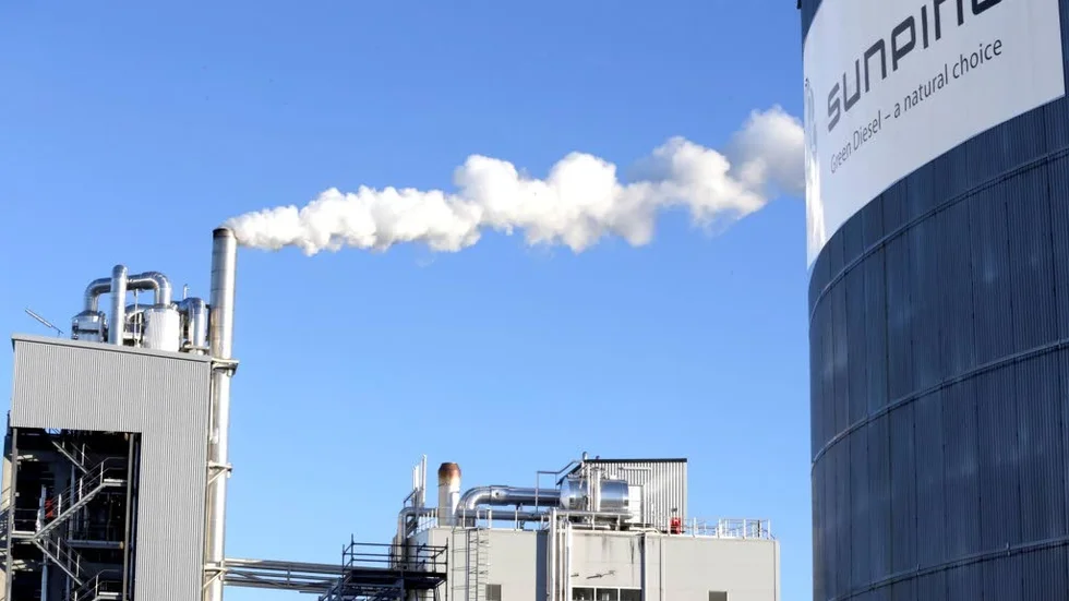 Det ryker vid Sunpine där talldieselfabriken producerar den produkt som används i Preems miljödiesel och snart byggs anläggningen ut för produktion av harts.