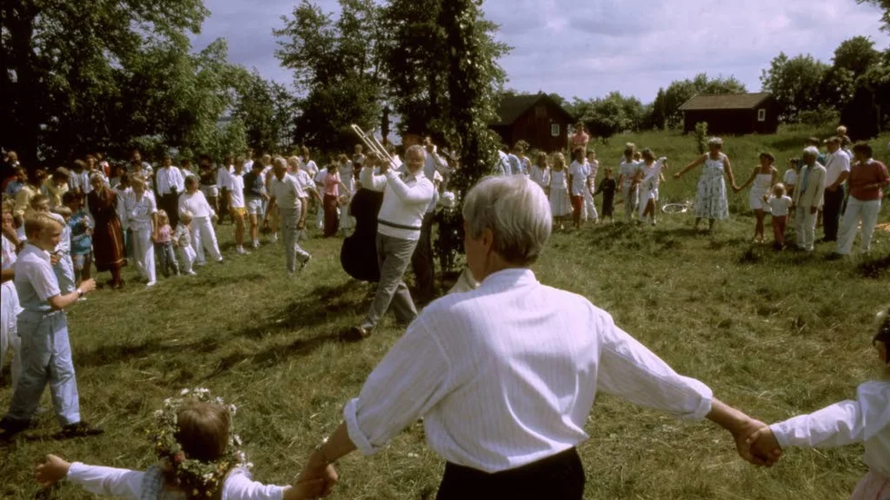 Midsommar den svenskaste av alla högtider, men i år med en gnagande oro för vad framtiden har i beredskap.
