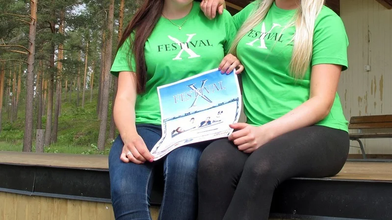 Efter många timmars ideellt arbete börjar de tre 17-åringarna bakom Festival X, här representerade av Moa Ahlgren Brynolfsson (till höger) och Jennifer Markström, ha det mesta klart.