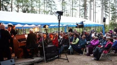 Ett hundratal personer hade mött upp vid Bröstfallet för att lyssna till J.P. Nyströms.