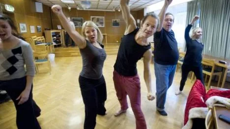 Revyn drar igång med en dansstrid mellan olika generationer. På bbilden syns Louice Ottosson, Karin Karlsson, Isak Blomster, Robban Zetterberg och Evelina Eliasson.