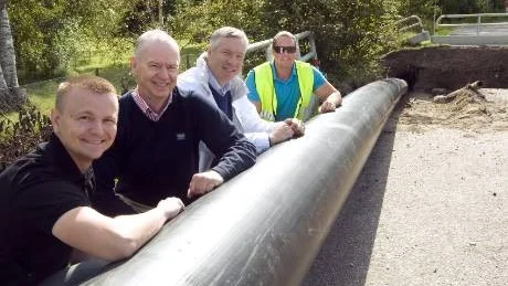 Per Bonnevier, Anders Donlau, Magnus Berge och Bonnie Brandt vid röret som leder fjärrvärmen under Göta kanal.
