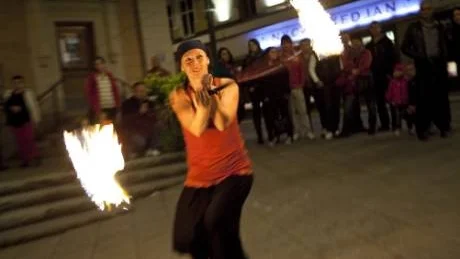 Virvlande ljusspridare. Bland de som lyste upp den mörka septembernatten fanns ett väl sammansvetsat team från Riga, som kom hit som del av ett ungdomsutbyte med den lettiska vänorten. Glinta Tomsone uppträdde utanför Rådhuset ackompanjerad av stämningsskapande trummor. Initiativtagare till utbytet är Norrköpingsbon Lasse Fredriksson som varit i Riga med körkryssningar. Totalt tjugo ungdomar från Riga var i Norrköping på kulturnatten, acapellagruppen Framest, en stepp- eld- och trumgrupp samt en makalös cykeltrixare.