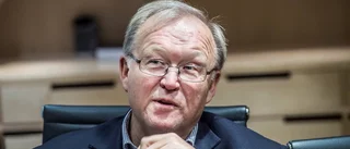 Persson visar vägen