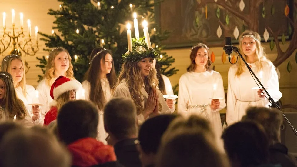 Nikita Sandgren Hedberg och hennes tärnor lussade på söndagsaftonen för en fullsatt kyrka i Arvidsjaur.