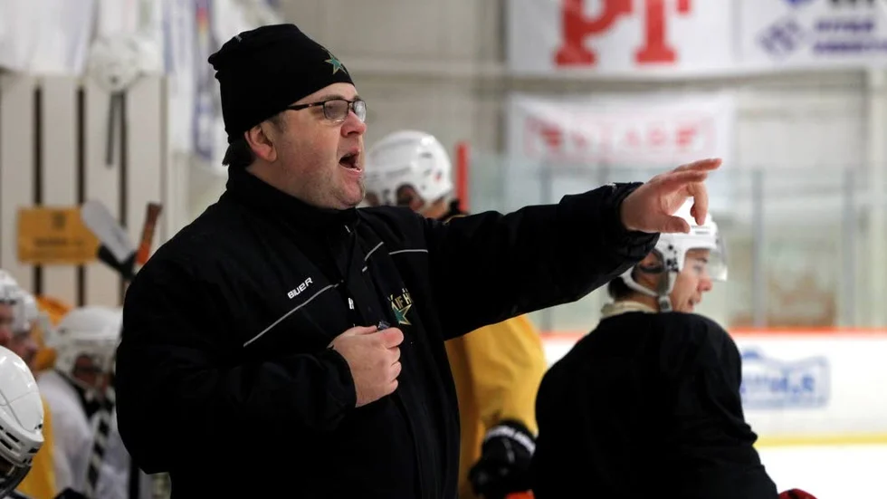 SEGER. Mikael Drugge coachade Älvsbyn till vinst med 12-0 över Pajala. (Arkivbild)