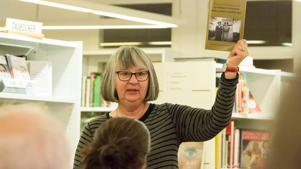 Nytt häfte. Lena Lindgren berättade på måndagskvällen om den andra delen om andra världskriget i Arvidsjaurs kommun.