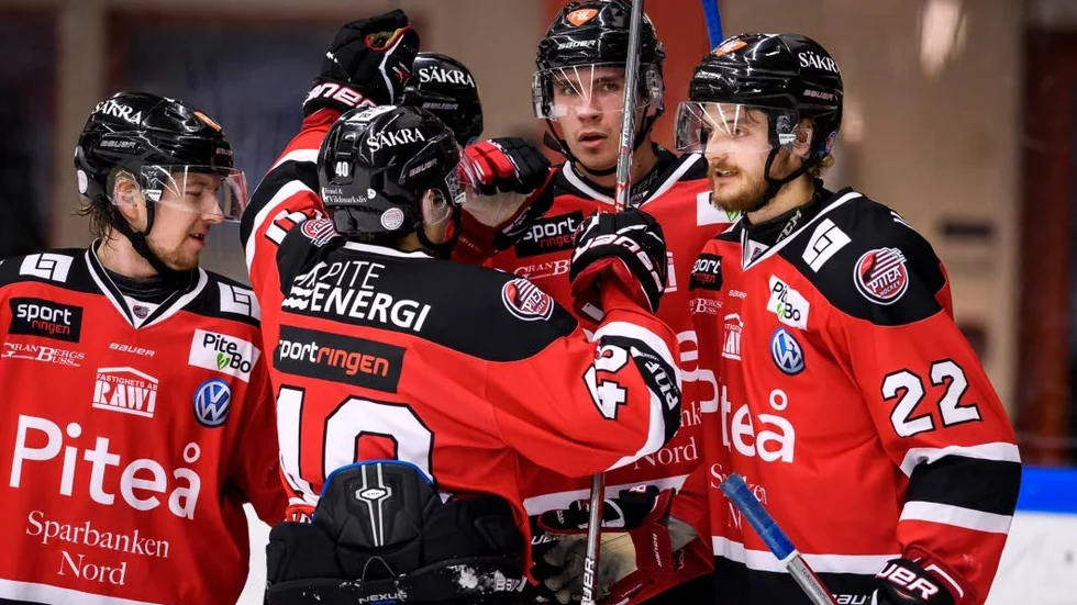 JUBEL! Piteå Hockey skrällde borta mot Huddinge genom att bli det första bortalaget som vinner i Björkängshallen denna vinter. I mitten August Tornberg, som gav Piteå ledningen. (Arkivbild).