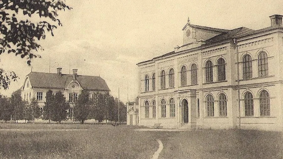 Gammal bild. Samrealskolan i Piteå. Byggnaden till vänster är folkskolan.