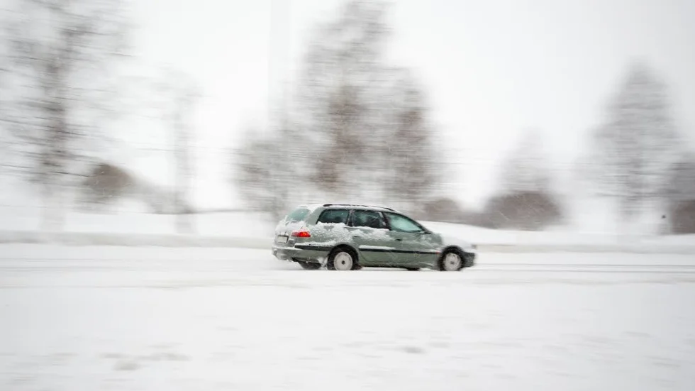 Frisk vind och snöfall kan göra det besvärligt efter vägarna i länet.