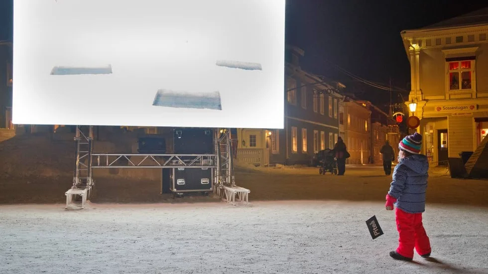 Intressant. När dyker huvudena upp ur vakarna? Många flanörer stannade upp vid skärmen som visade Dan Lestanders videoinstallation.