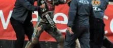 Scott Nicholls i vilt slagsmål
