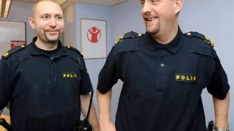 Närpoliserna Carl-Johan Ekenblom och Lars Eriksson har besökt skolor för att skapa ett större förtroende hos ungdomar som drar sig för att kontakta polisen även om de utsatts för ett brott. Foto: Robert Svensson