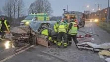 "De har haft en väldig tur. När man ser bilderna tror man inte att någon kan ha överlevt." Så sa polisen samma dag som olyckan inträffade. Här är räddningspersonalen i full färd med att fixera Björn Persson innan han lyftes ut ur bilen. Foto: Wighsnews