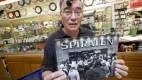 - Visst minns jag fortfarande öppningspremiären av Spiralen den 3 oktobr 1969, säger urmakaren Ingvar Danielsson och visar upp en gammal bild av premiärpubliken.                                                                                                                                        Foto: Niclas Sandberg