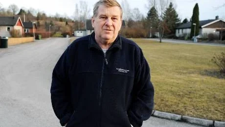 Vargstigen är tom på bilar som så ofta. Men här lappades både Arne Bromans syster och en montör av en nitisk p-vakt. Arne är bestämd i sin uppfattning. P-vakter behövs inte i Söderköping. Och om de ska finnas ska fokus ligga på stadskärnan. Foto: Robert Svensson