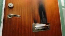 Natten mot måndag den nionde mars misstänks den 48-åriga kvinnan ha tänt eld på sin pojkväns ytterdörr. Det är mindre än en månad sedan hon dömdes till två års fängelse för mordbrand Foto: Titti Olovsson