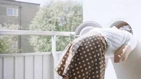 Helena Johanssons fotoserie påminner om en annan tid och bilderna laddas med en osäkerhet på vad som egentligen sker.