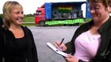 Johanna Fredriksson (t h) skrev självklart på namninsamlingen för att rädda simhallen i Skärblacka. Josefin Steen, kassör i Blacka Musik, var en av dem som samlade namn igår.